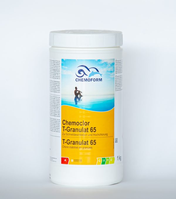 თეთრ ფონზე მოთავსებულია chemoform -ის ფირმის გრანულირებული ქლორი ChemochlorT65